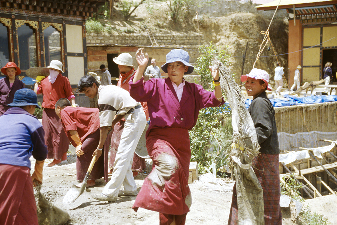 b_109m thimphu.jpg - Bhoutan - vallée de Thimphu, Trashigang devant le couvent de nonnes, des travaux de terrassement s'effectuent dans la bonne humeur